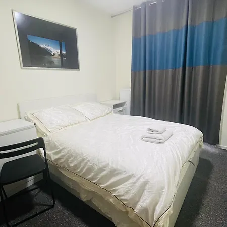 Airport Comfy Guest בית אירוח ורשה